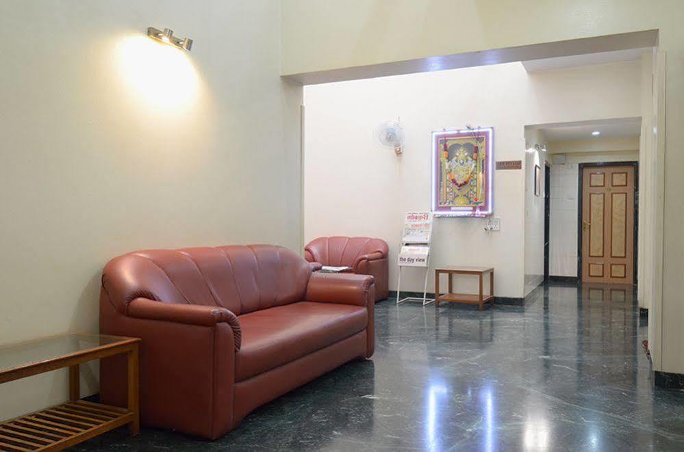ホテル Pooja International ナーシク エクステリア 写真